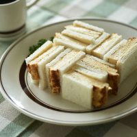 遅く起きた朝食に「だし巻き玉子サンド」