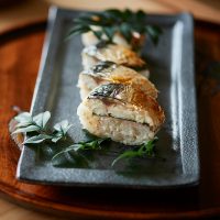 脂がのった鯖の美味しさをまるごと楽しむ「焼き鯖寿司」