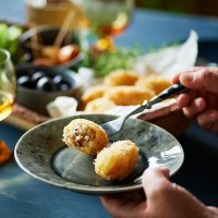 生ハムのような味わいをいかして「おつまみ鰹のスペイン風コロッケ」