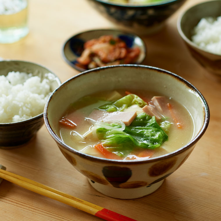 かつおだしを使ったうちなー味噌汁